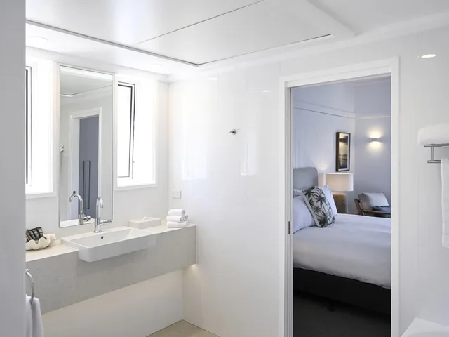 Overwater, Deluxe, Bungalow, King Bed، Novotel Sunshine Coast Resort 3/4