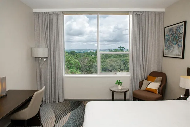 غرفة متصلة بسرير مزدوج وسريرين منفصلين، Royal Pacific Hotel 8/10