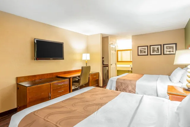 جناح بسريرين كوين، Quality Inn & Suites near Robins Air Force Base 5/10