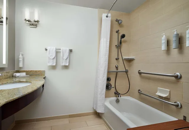 غرفة بسرير كينج بحوض استحمام لذوي الإعاقة، Hilton Garden Inn Shreveport Bossier City 2/2