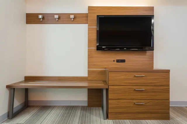 جناح بسريرين كوين، Holiday Inn Express Petersburg 1/1