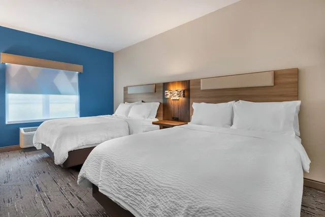 غرفة قياسية بسريرين كوين، Holiday Inn Express Hotel & Suites Northwood 2/7