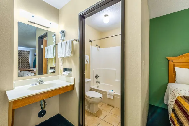 غرفة بسريرين كوين، Rodeway Inn Milaca 3/3