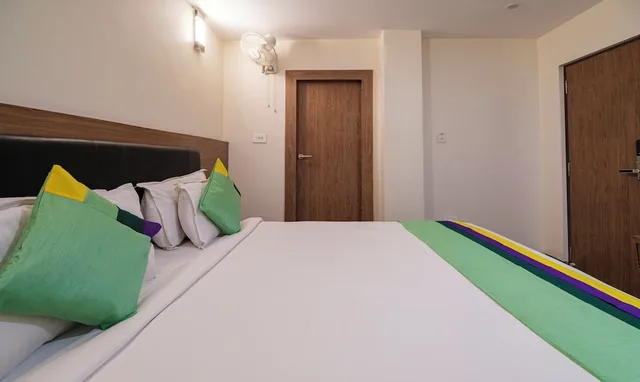 Economy, Single, Queen Bed, Treebo Mvp Grand Vizag 1/5