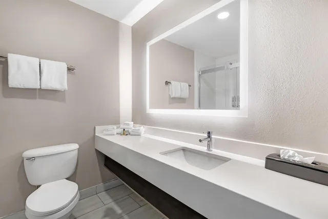 غرفة قياسية بسريرين كوين، Best Western Plus Pocomoke City 5/7