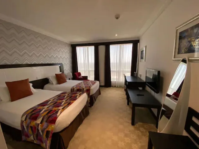 Superior, 1 Double and 1 Single Bed, Skyline View، Panari Hotel 2/4
