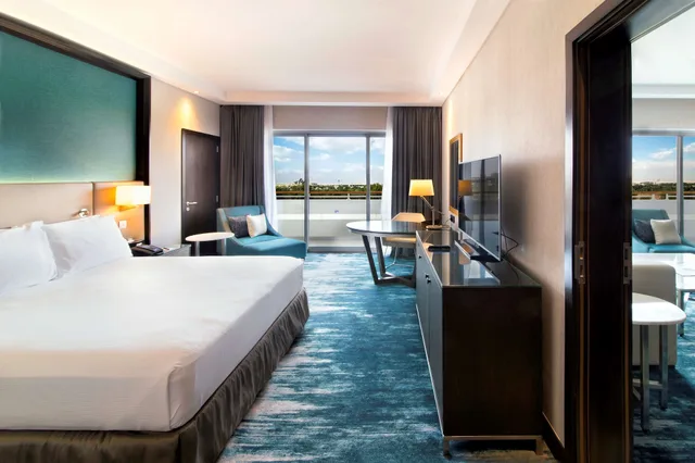غرفة قياسية بسريرين منفصلين، Radisson Blu Hotel & Resort Al Ain 1/7