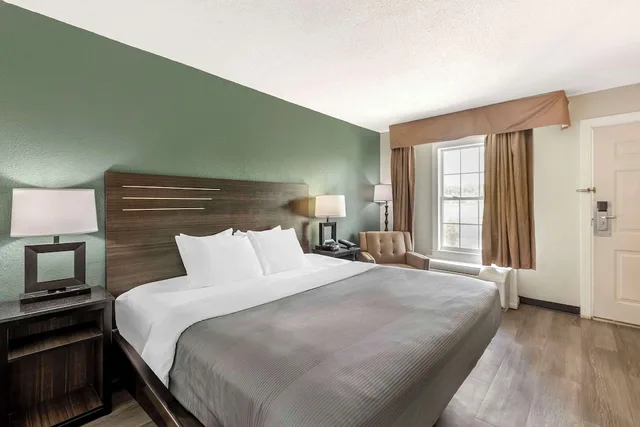 غرفة قياسية بسرير كينج، Quality Inn & Suites Santee I-95 1/7