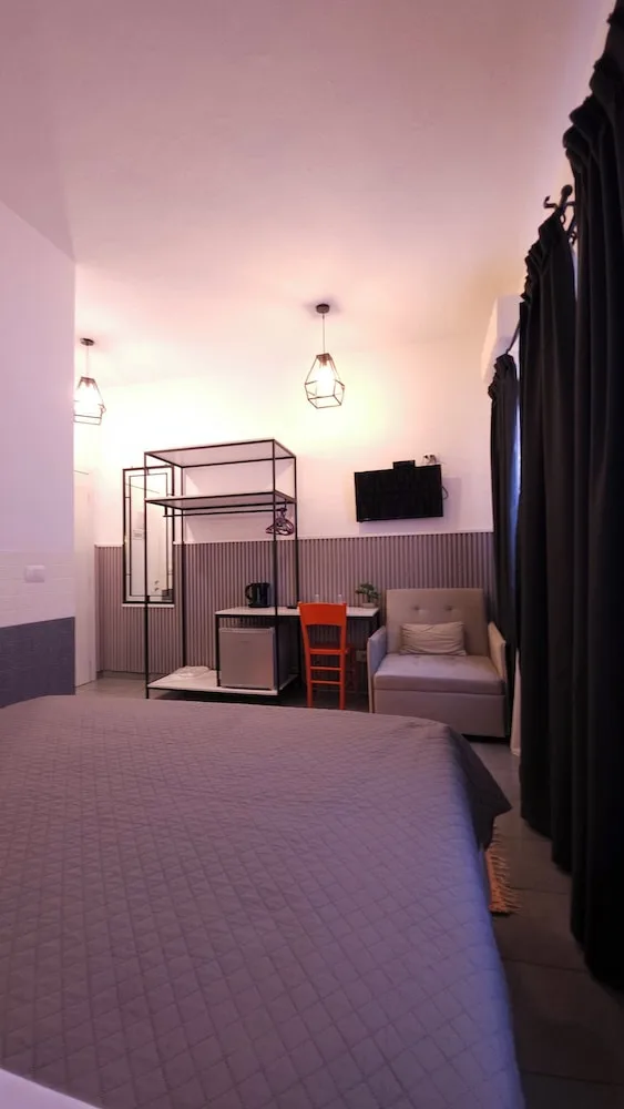 غرفة ديلوكس بسرير مزدوج وسرير فردي، Hotel Antigone 5/8