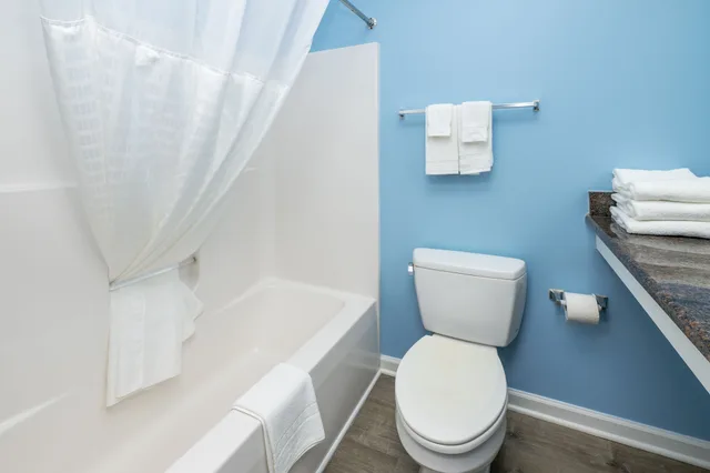Efficiency, King Bed, Sofa، Commander Beach House Hotel 2/3
