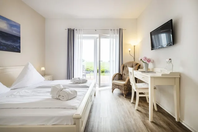 Room, Queen Bed, Patio, Pharisaerhof 2/3