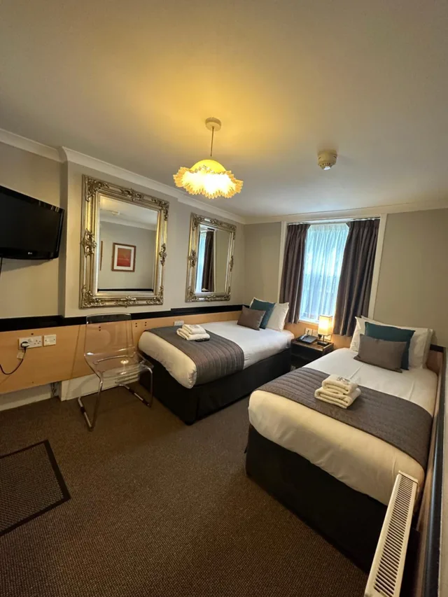 غرفة قياسية بسريرين منفصلين، Tudor Court Hotel 5/9