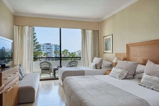 غرفة عائلية بسرير كوين بإطلالة على المسبح مع أريكة، Atlantica Oasis Hotel 3/4