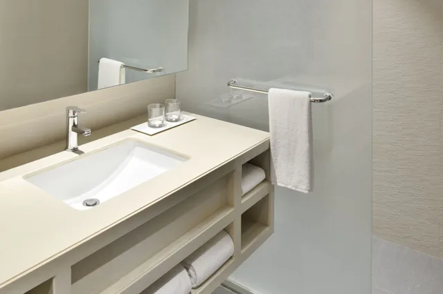 جناح استوديو بسرير كوين بإطلالة على المدينة مع أريكة، Fairfield By Marriott Hyderabad Gachibowli 2/3