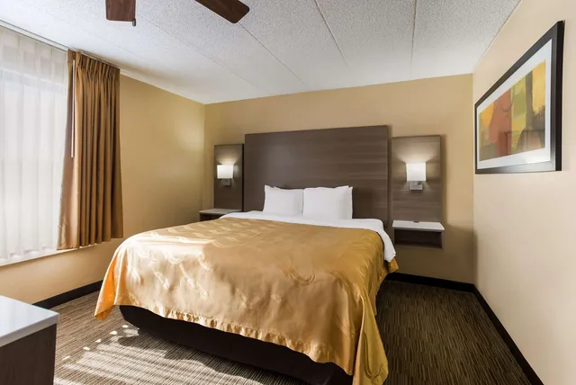 جناح بسرير كينج، Spark by Hilton Milwaukee Airport 1/2
