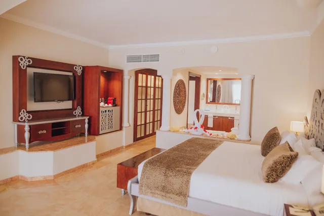 Interior, Colonial, Junior Suite, Ocean Front, Outdoor Jetted Tub, Majestic Colonial Punta Cana - All Inclusive 3/6