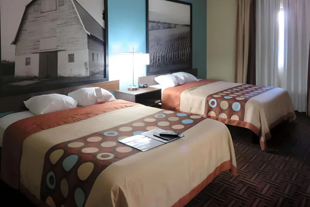 Room, 2 Queen Beds, Rodeway Inn Effingham, IL 1/2