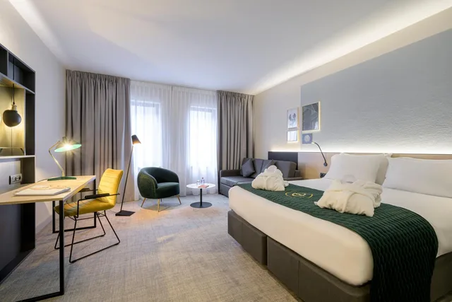 Standard, Queen Bed, Sofa, Middle Floor، Holiday Inn Hasselt 1/3