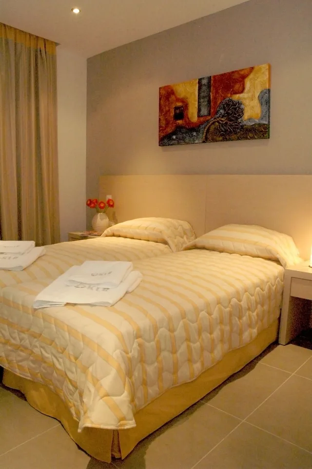 جناح سوبيريور بسرير مزدوج بإطلالة على البحر بشرفة بغرفة نوم واحدة مع أريكة، Capital Coast Resort & Spa 1/5