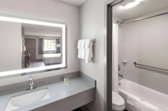 جناح بسرير كينج، Days Inn & Suites By Wyndham Vicksburg 3/4