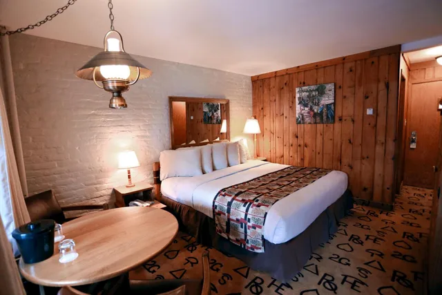 غرفة بسرير كينج، Dude Rancher Lodge 2/3