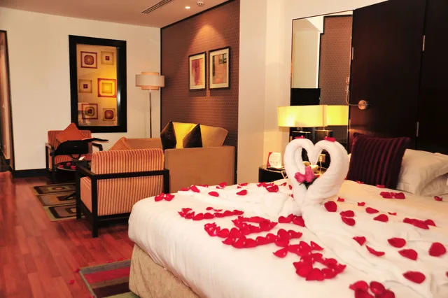 جناح جونيور بسرير كينج بمنطقة جلوس، كراون بلازا الخبر(Crowne Plaza Al Khobar) 1/5