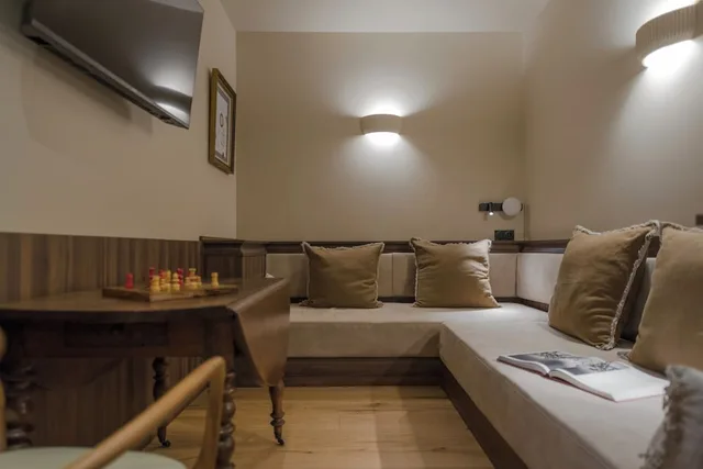 Family Suite, King Bed, 2 Bathrooms, Sofa، Hotel Saint Paul Lyon 7/10