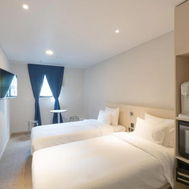 غرفة بسريرين منفصلين بحوض استحمام، Hotel Myeongdongjang 2/5