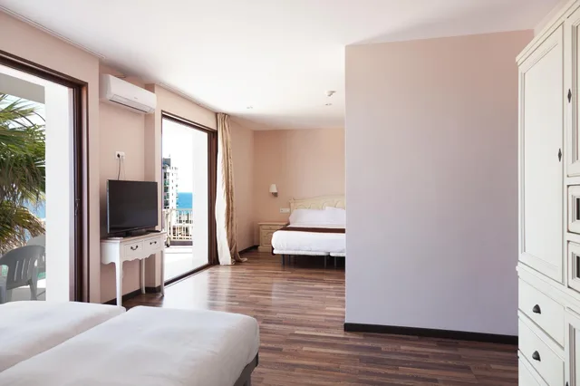 جناح جونيور بسرير مزدوج وسريرين منفصلين بإطلالة على البحر، Hotel Roger de Flor by Seleqtta 4/9