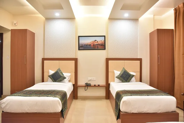 غرفة ديلوكس بسرير مزدوج، Hotel R K Grand 2/8