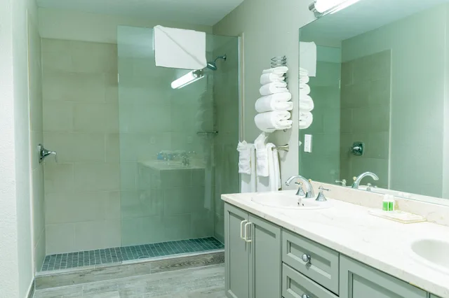 1 Bedroom, Suite, King Bed, Island View, Sofa، The Grand Caymanian Resort 5/8