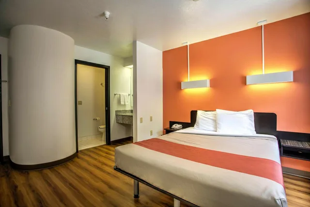 1 Queen Bed - Non-Smoking, Micfridge، Motel6 Bozeman, MT 5/10