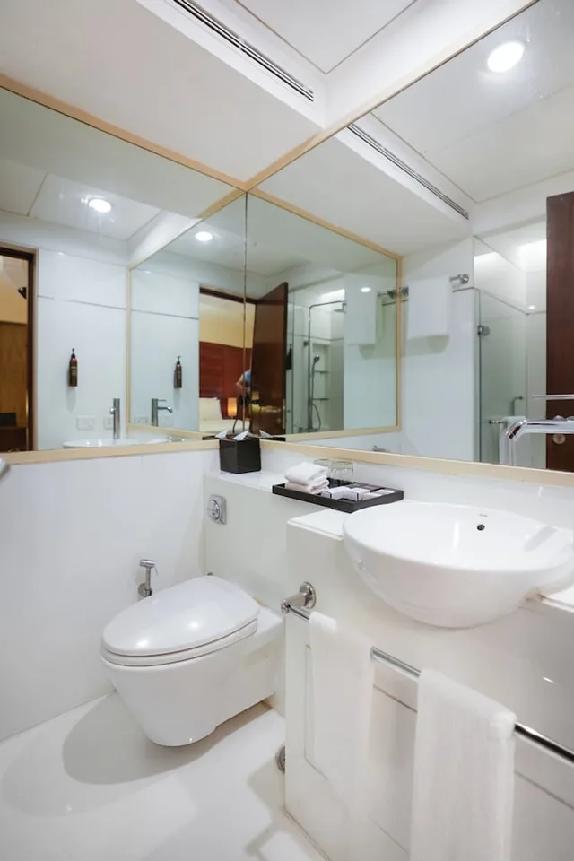 2 Bedrooms, Executive, Suite, King Bed, Oakwood Residence Naylor Road Pune 3/3