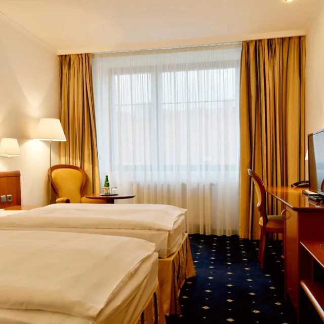غرفة بسرير مزدوج أو سريرين منفصلين، Coronet Hotel 3/10