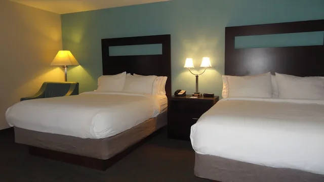 غرفة قياسية بسريرين كوين، Holiday Inn Express Kansas City - Bonner Springs an IHG Hotel 1/8