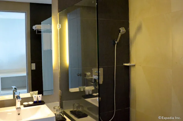 غرفة بريميير بسرير مزدوج بإطلالة على المدينة، Solea Mactan Resort 6/7