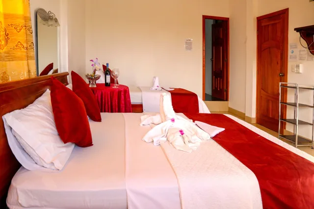 غرفة عائلية بسرير كوين وسرير فردي بشرفة، Hostal Sir Francis Drake 2/3