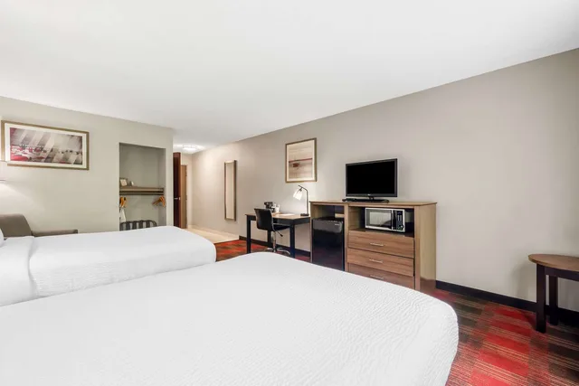 غرفة بسريرين مزدوجين بحوض استحمام لذوي الإعاقة، Best Western Dartmouth-New Bedford 2/4