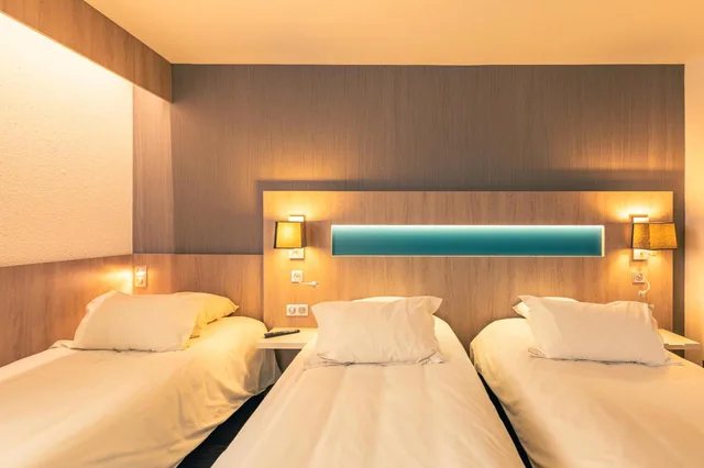 غرفة قياسية ثلاثية بثلاثة أسرّة، Best Western Marseille Aeroport 1/10