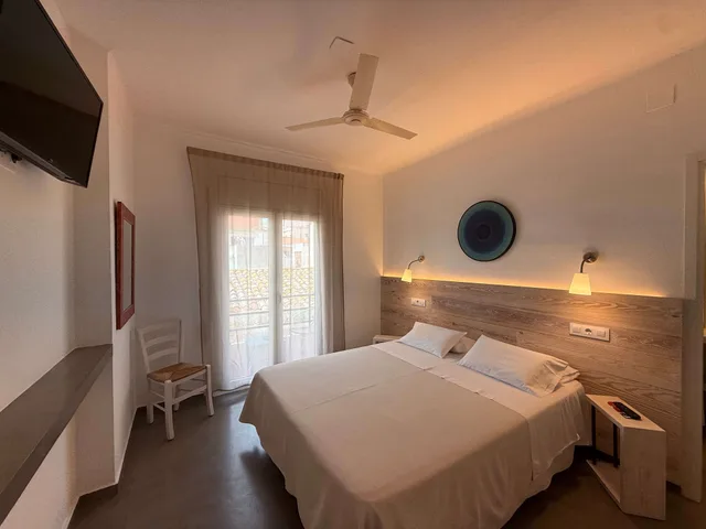 غرفة بسرير مزدوج أو سريرين منفصلين بشرفة، Hostal Rom 3/6