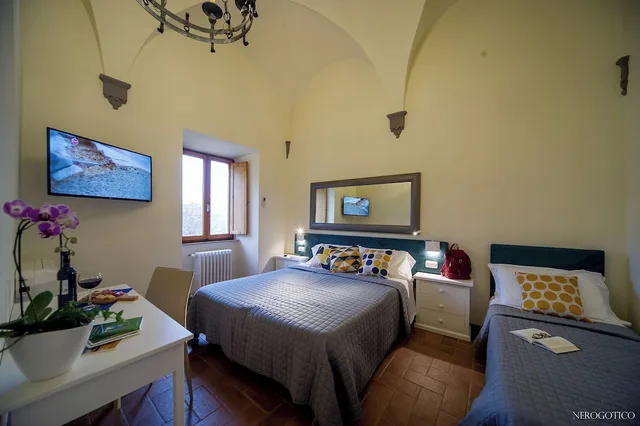 غرفة كومفورت ثلاثية بسرير فردي، Chiostro Delle Monache - Hostel Volterra 1/1