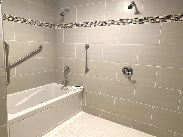 Executive, Suite, King Bed, Redac Gateway Hotel 2/2