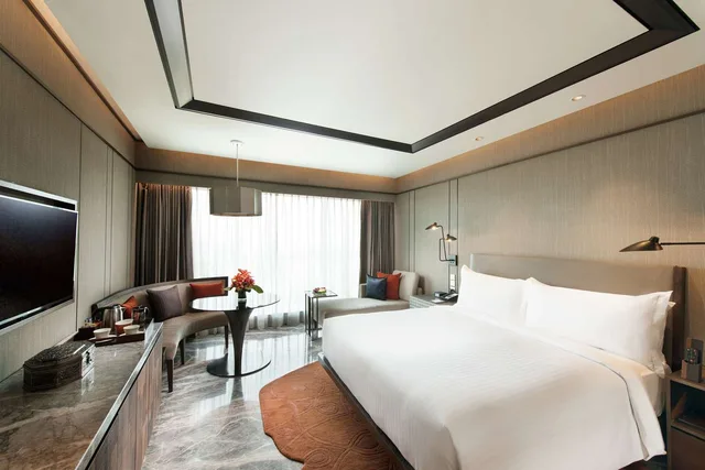 غرفة ديلوكس بسرير كينج بإطلالة على البحيرة بحوض استحمام في طابق مرتفع، Conrad Bengaluru 1/3