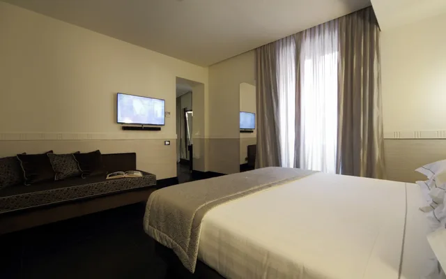 جناح فاخر بسرير كينج وسرير فردي مع أريكة، Unica Suite Rome 1/7