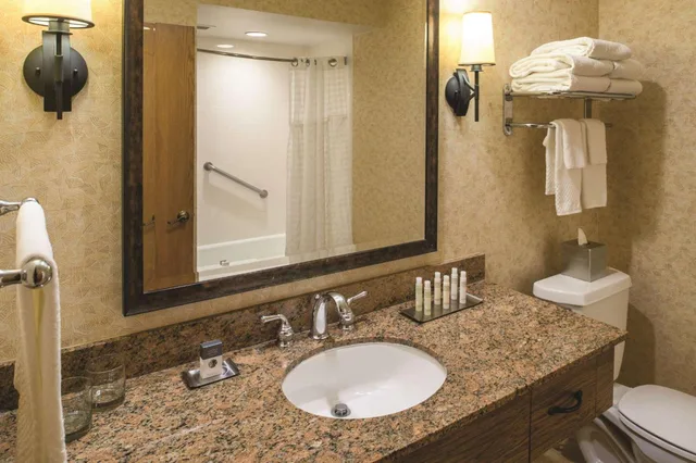غرفة بسرير كينج وسريرين كوين بشرفة، Doubletree By Hilton Hotel Seattle Airport 3/7