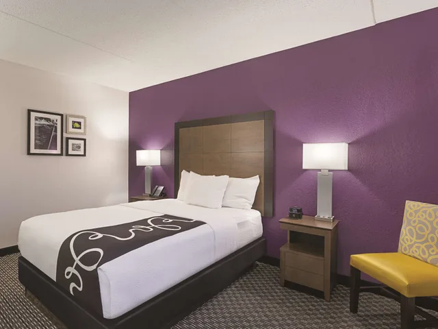 غرفة بسرير كوين لذوي الإعاقة، La Quinta Inn & Suites by Wyndham Baltimore BWI Airport 3/7