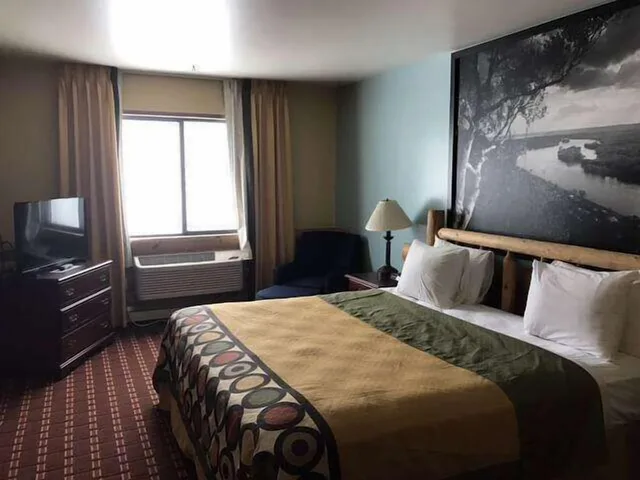 جناح استوديو بسرير كينج بحوض جاكوزي، Super 8 by Wyndham Plover Stevens Point Area 1/1