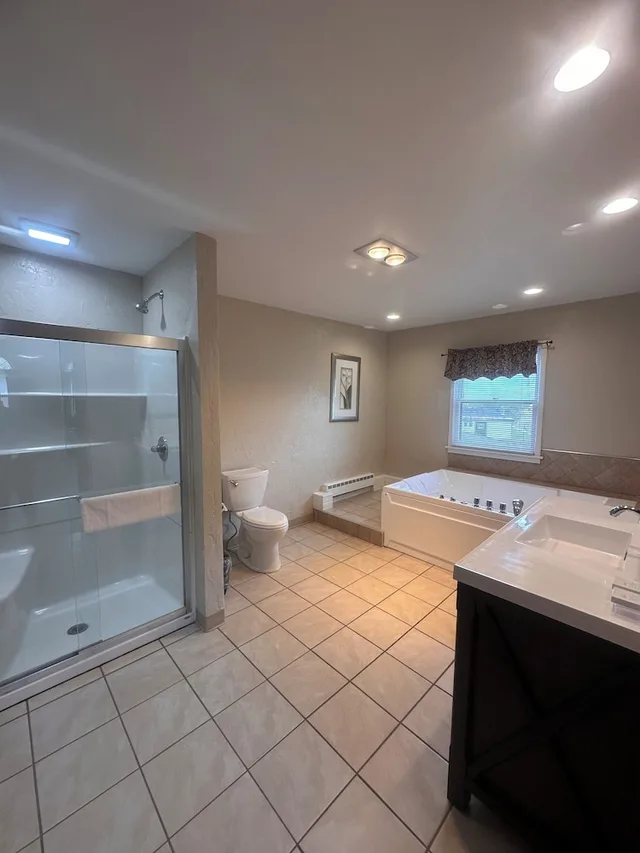 جناح شهر العسل بسرير كينج مع أريكة، Pictured Rocks Inn & Suites 5/5