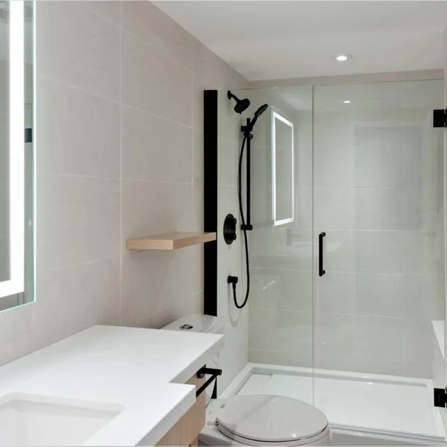 غرفة كبيرة بسرير كينج وسريرين كوين بإطلالة على الجبل، Delta Hotels by Marriott Kamloops 5/7