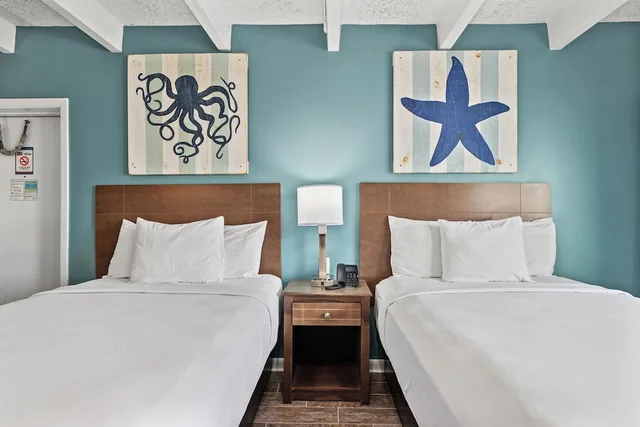Studio, 2 Double Beds, Beach Front, Ground Floor، Sandpiper Beacon Beach Resort 1/2